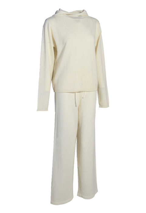 Crafted from incredibly soft cashmere, this craie-colored set offers cozy warmth without bulk, perfect for cooler days.