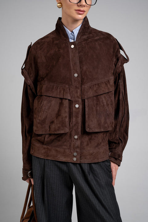 Wearing this dark brown suede jacket, the model highlights its timeless style and soft, supple texture.