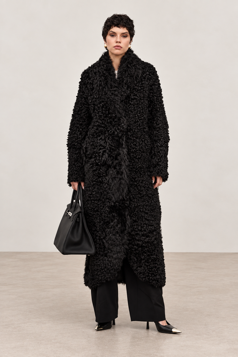 Long manteau noir en peau lainée