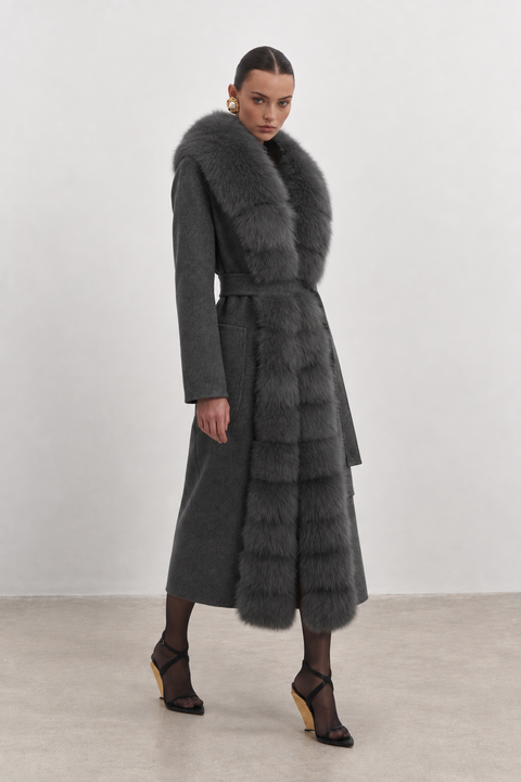 Manteau gris en cachemire avec fourrure